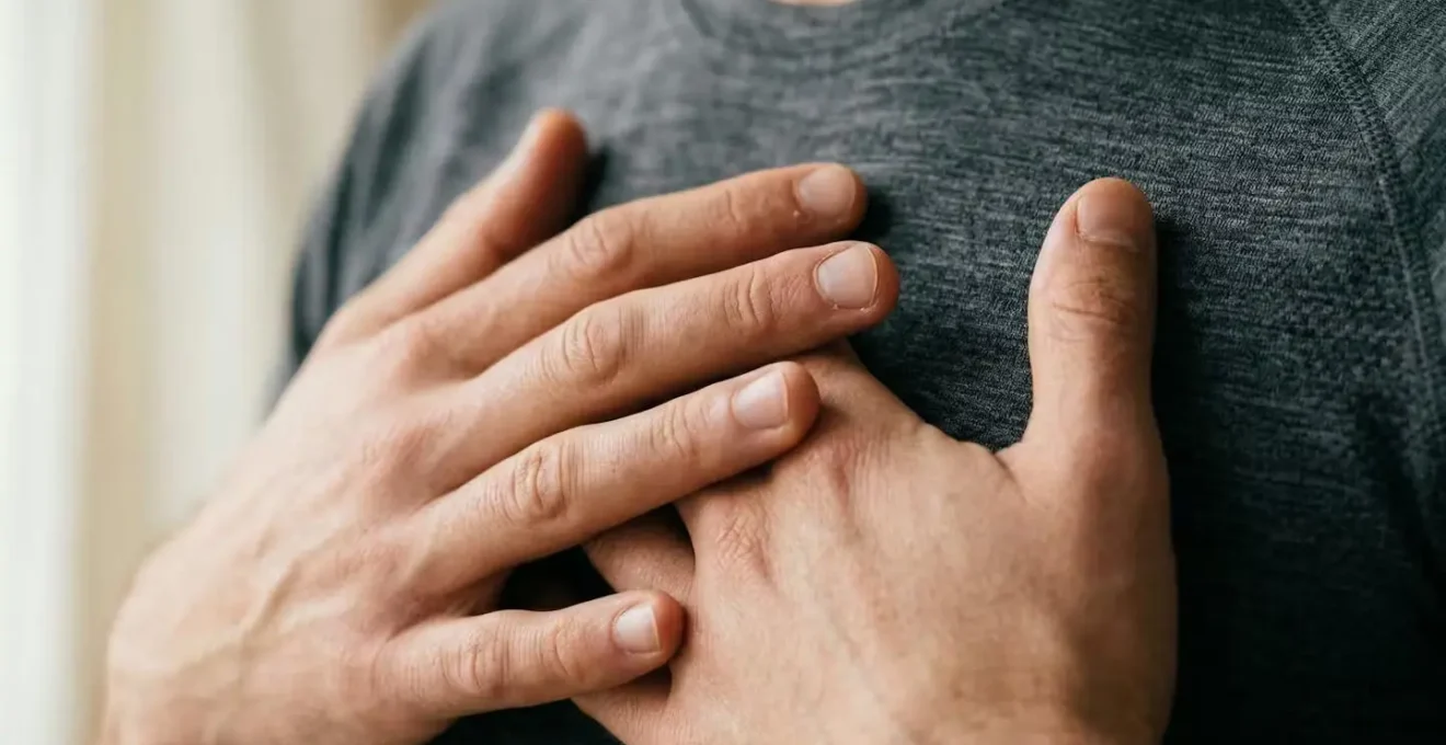 Mains posées sur le cœur symbolisant la connexion entre émotion et visualisation mentale pour la performance